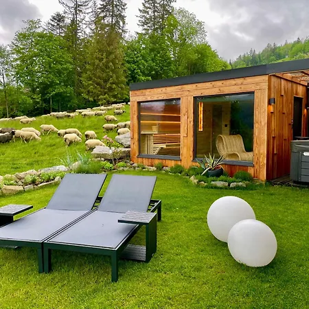La Roca Garden And Guest house *